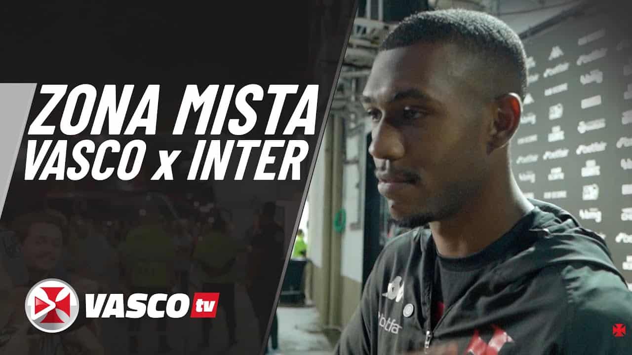 Jogador do Vasco em entrevista, vestindo uniforme.
