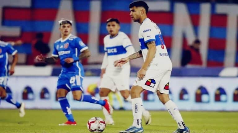 Jovens jogadores do Vasco em ação no estádio.