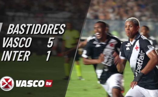 Jogadores comemoram gol no estádio.