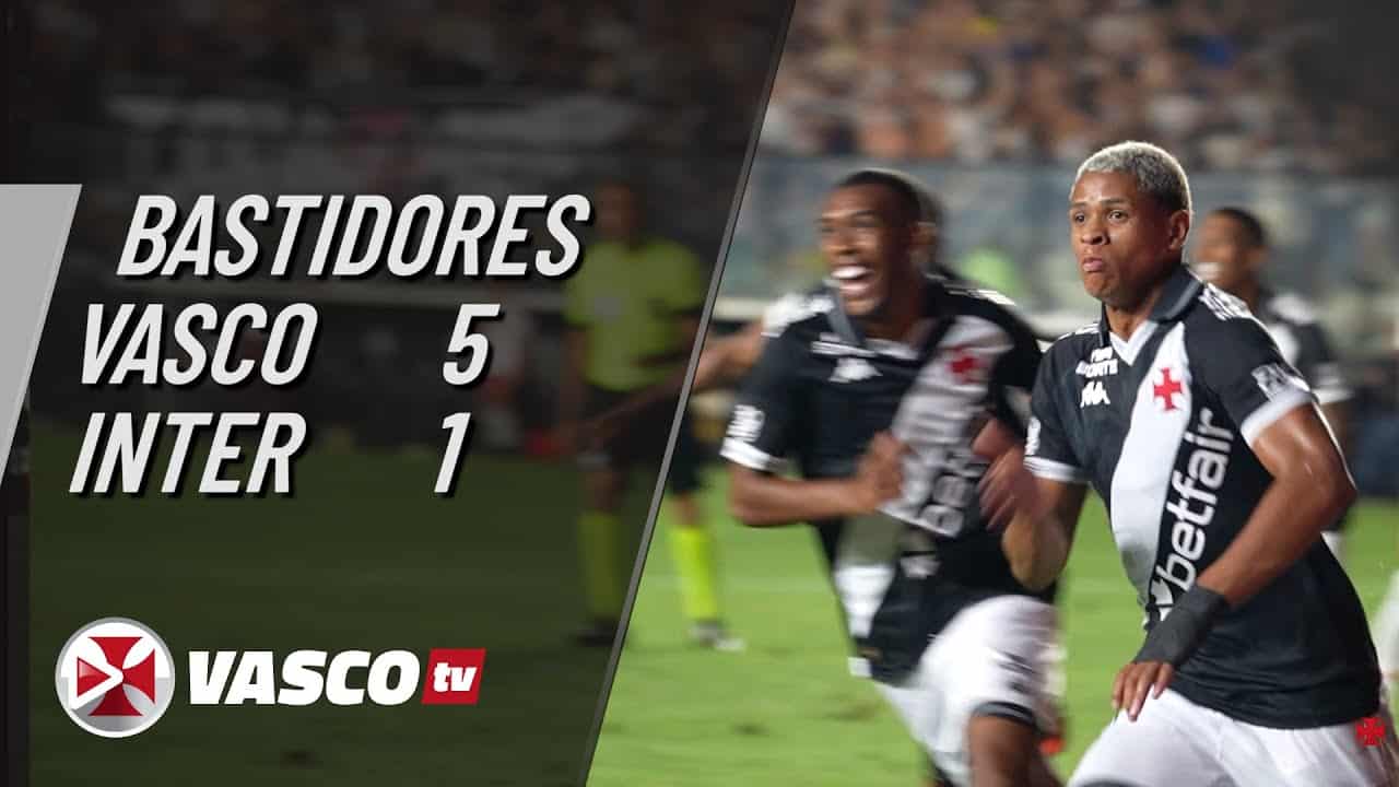 Jogadores comemoram gol no estádio.