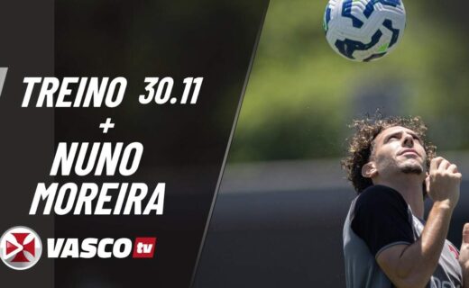 Jogador com bola de futebol em campo.