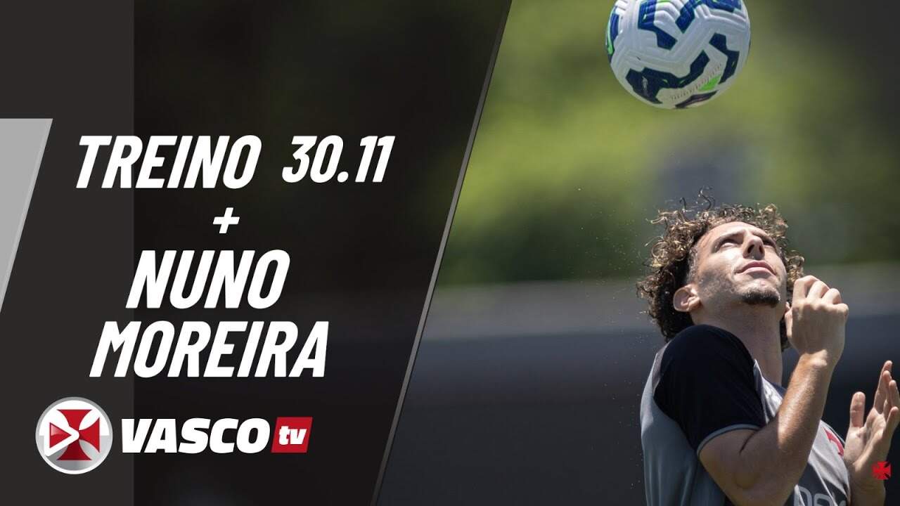 Jogador com bola de futebol em campo.