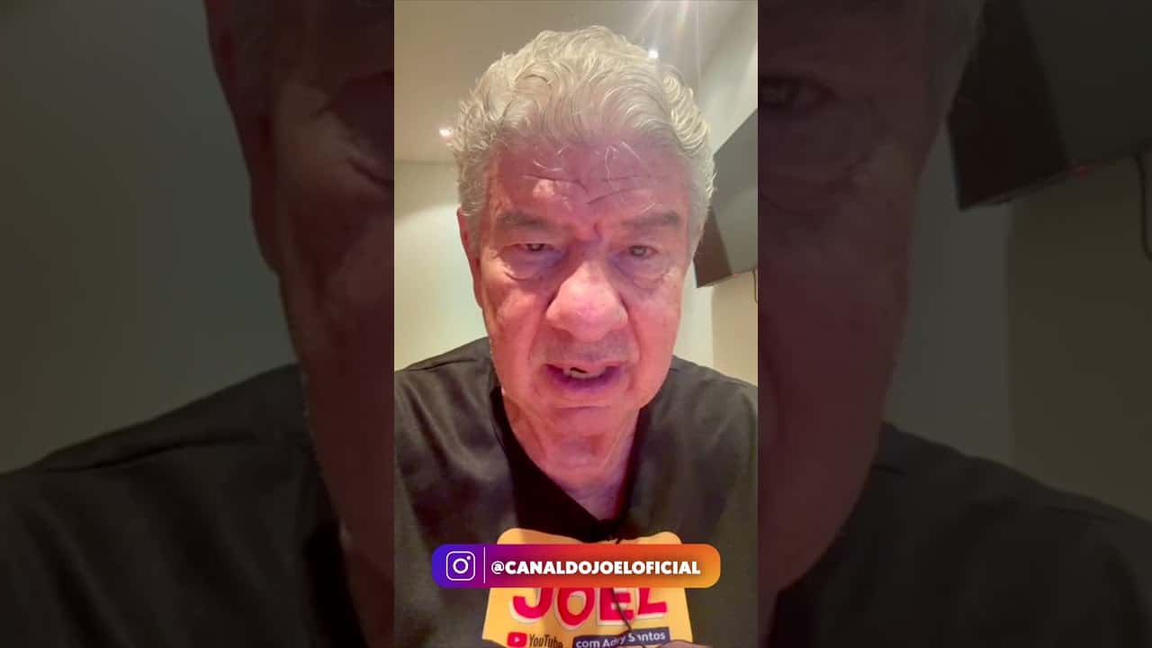 Homem fala com expressão séria em vídeo.