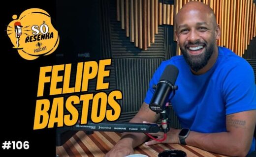 Jogador Felipe Bastos em estúdio de podcast, sorrindo e com microfone, promovendo episódio sobre futebol no canal MeuVasco.