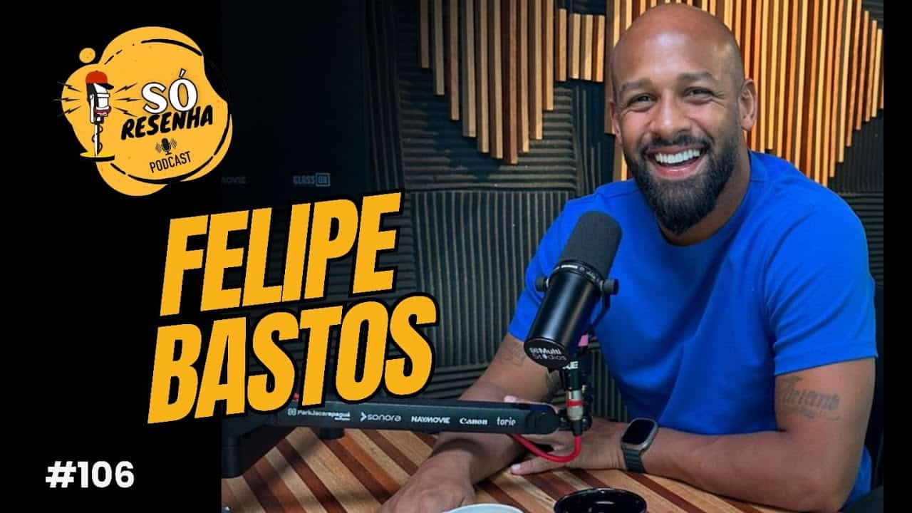 Jogador Felipe Bastos em estúdio de podcast, sorrindo e com microfone, promovendo episódio sobre futebol no canal MeuVasco.