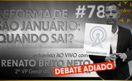 Homem com cartaz durante entrevista.