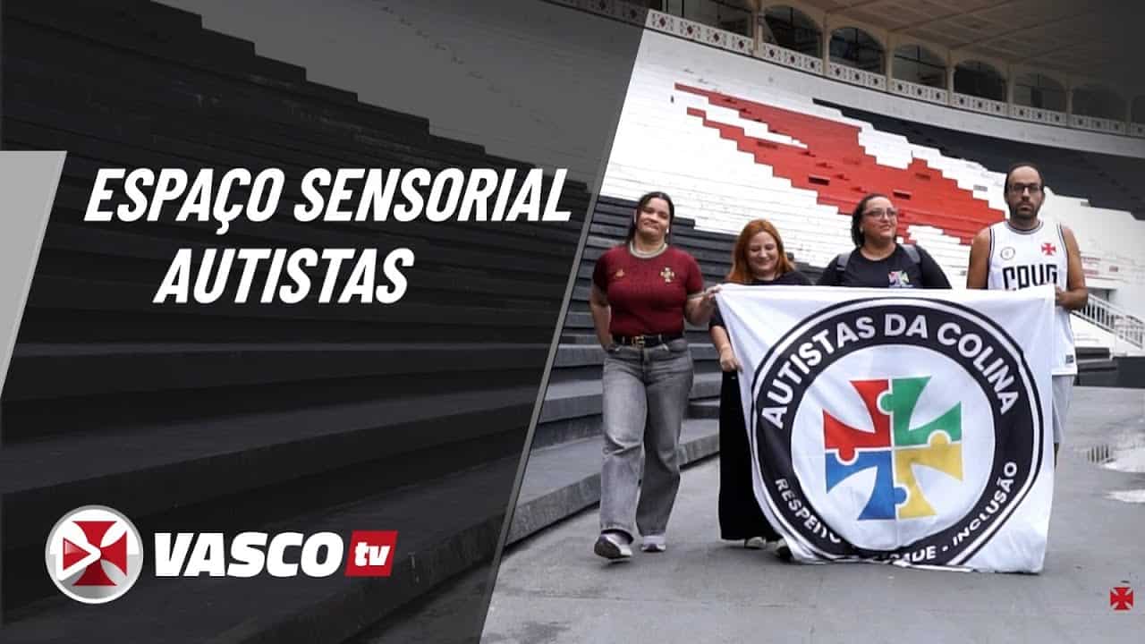 Pessoas segurando bandeira de autistas na noite do estádio.