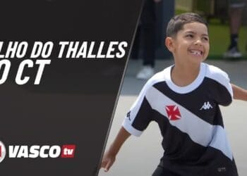 VascoTV exibe a visita de Pedro, filho do antigo atacante Thalles, ao CT Moacyr Barbosa; confira