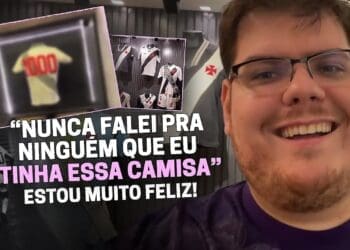 Casimiro exibe sua coleção de camisas do Vasco e a camisa que Pelé vestiu após marcar seu milésimo gol; assista ao vídeo.