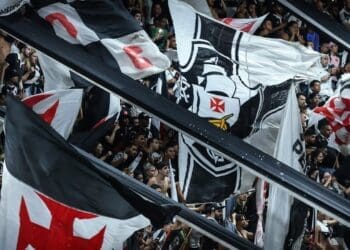 Bancada Vasco exibe a celebração da torcida vascaína em São Januário durante o jogo contra o Cuiabá; assista ao vídeo.