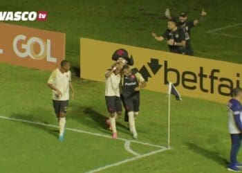 Ouça as narrações dos gols do Vasco na partida contra o Bahia, onde conquistaram a vitória.