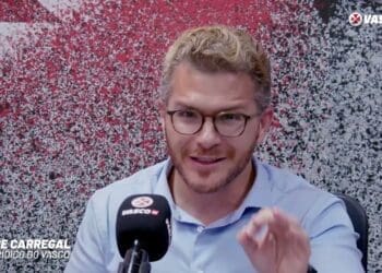 Vascaínos questionam o VP jurídico Felipe Carregal sobre a reestruturação do clube; assista ao vídeo.