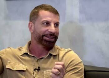 Edu Gaspar, que colabora com Marinakis, tem mantido conversas diárias com Pedrinho.