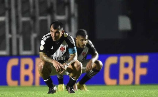 Medel em jogo contra o Athletico-PR