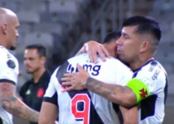 Medel consola Sebastian na saída de campo