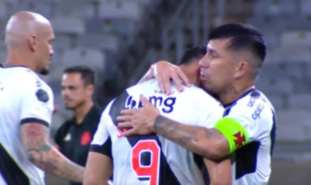 Medel consola Sebastian na saída de campo