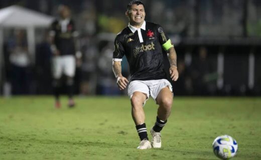 Medel em jogo contra o Corinthians