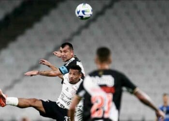 Medel em jogo contra o Corinthians