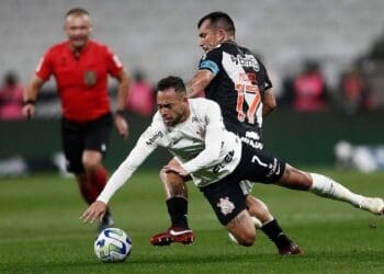 Medel em ação pelo Vasco contra o Corinthians