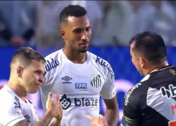 Soteldo e Medel conversam após confusão em Santos x Vasco