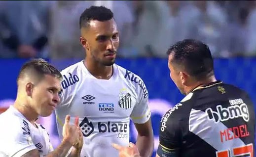 Soteldo e Medel conversam após confusão em Santos x Vasco