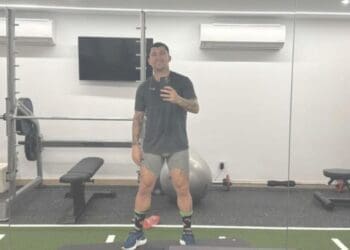 Gary Medel treina em academia durante as férias