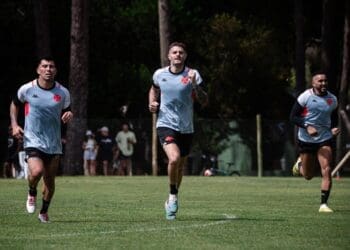 Medel, Vegetti e Payet durante pré-temporada no Uruguai