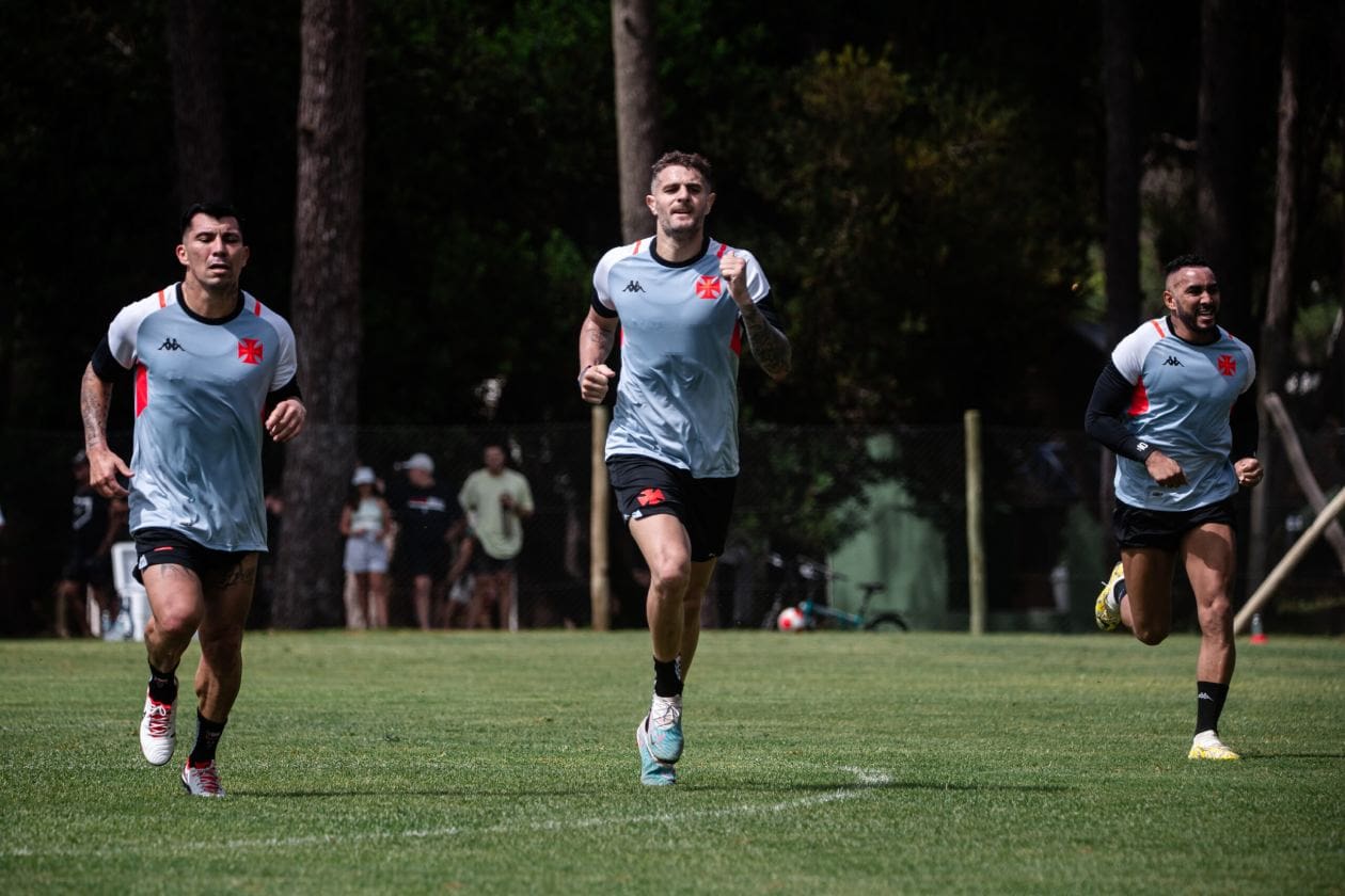 Medel, Vegetti e Payet durante pré-temporada no Uruguai