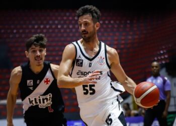 Jogador de basquete com a bola em quadra.