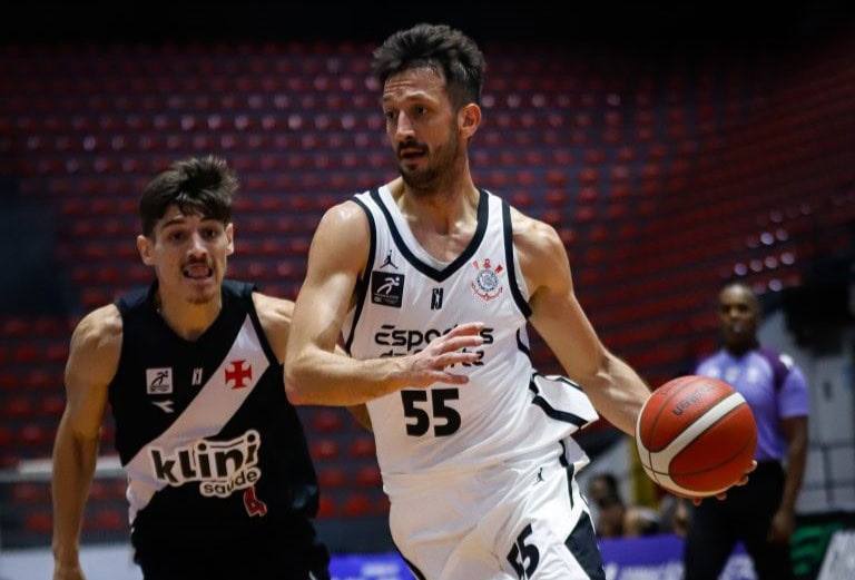 Jogador de basquete com a bola em quadra.