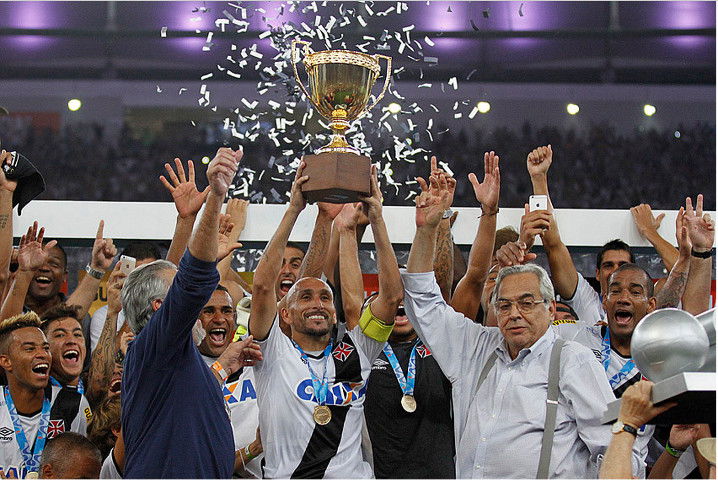 Guiñazu ergue a taça do Estadual 2015
