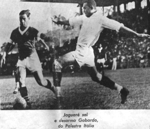 Goleiro Jaguaré sai do gol e desarma adversário