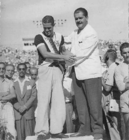 Ademir recebe a faixa de campeão em 1952