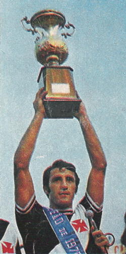 Buglê ergue a taça de 1970 no Maracanã