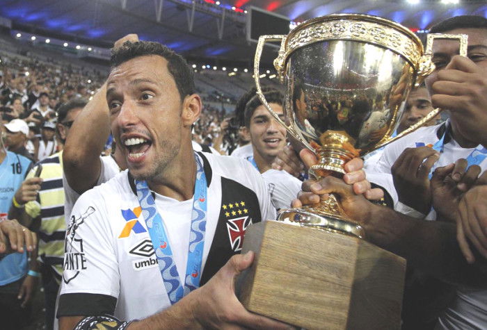 Nenê comemora com a taça 2016