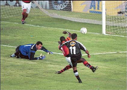 Romário decide a Taça GB 2000