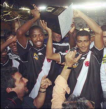 Romário ergue a Taça Guanabara 2000