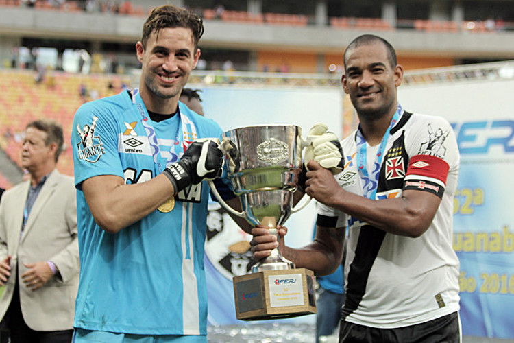 Martín Silva e Rodrigo com a Taça GB 2016