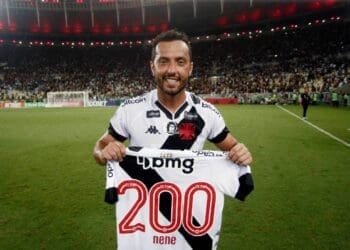 Nenê recebe camisa dos 200 jogos pelo Vasco