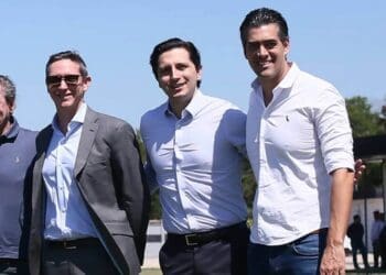 Nicolas Maya ao lado de Paulo Bracks