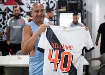 Roupeiro Niltinho com camisa comemorativa pelos 40 anos de Vasco
