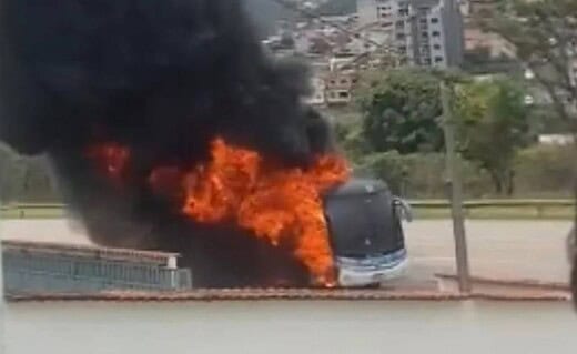 Ônibus do Sub-14 do Vasco pega fogo na estrada