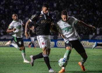 Paulinho em jogo contra o América-MG