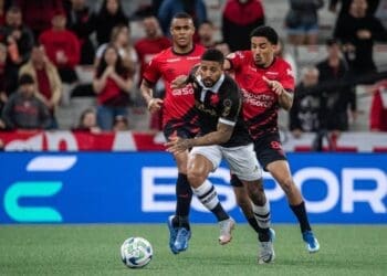 Paulinho em ação pelo Vasco contra o Athletico-PR