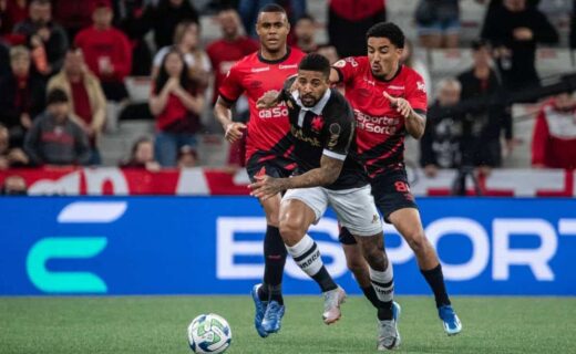 Paulinho em ação pelo Vasco contra o Athletico-PR