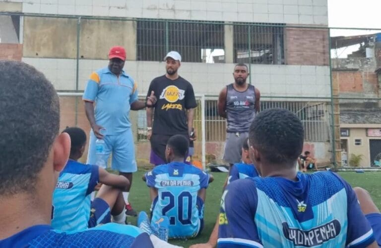 Paulinho em visita a comunidade no Rio de Janeiro