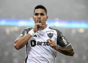 Paulinho comemorando gol contra o Flamengo