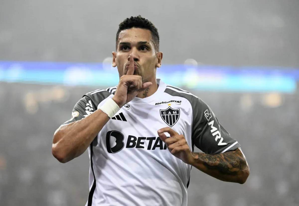 Paulinho comemorando gol contra o Flamengo