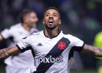 Paulinho comemorando gol contra o Palmeiras