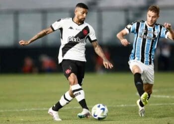 Paulinho durante jogo contra o Grêmio